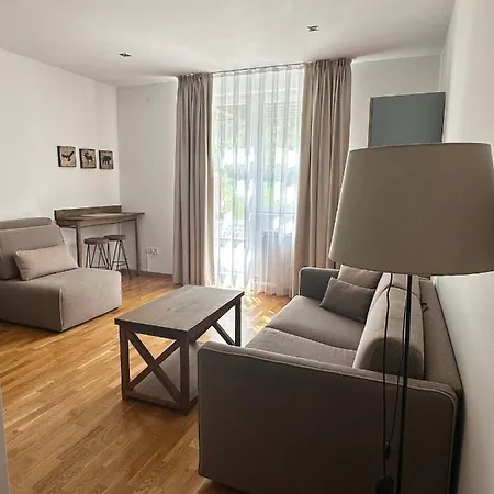 4r 250m From Gondola Apartment